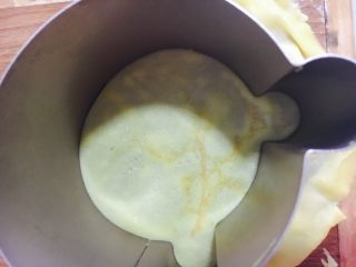 9、小熊千层,我做的是小熊千层,所以用小熊的模具印出模形即可.