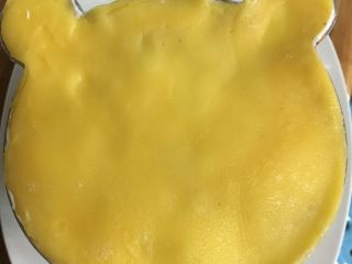 14、小熊千层,就这样把小熊千层堆起来了(突然间想提上几个字"封顶大吉")放进冰箱冷藏二小时以上,以便更好的定形!