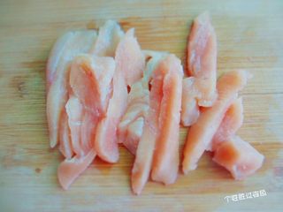 1、烤肉味粽子,鸡肉洗净切小条，一块重约5-6克的样子