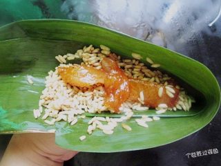 9、烤肉味粽子,再放上一块肉。