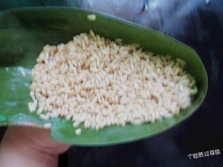 10、烤肉味粽子,再把米盖上。