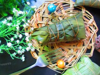 13、烤肉味粽子,煮熟，拆开，可以开吃了