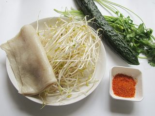 1、凉拌面皮,准备好所有食材，面皮、面筋可以自己自制，也可以直接买做好的面皮、面筋，但是自己做的更放心