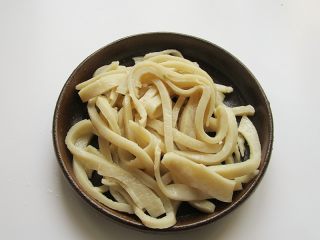 4、凉拌面皮,面皮切条