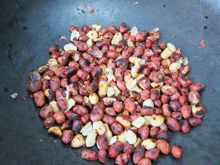 6、凉拌面皮,花生炒熟放凉后搓去皮