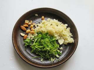 7、凉拌面皮,香菜切碎、花生米压碎