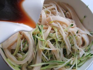 11、凉拌面皮,将所有材料放入大碗中调拌