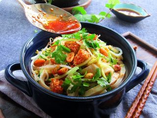 12、凉拌面皮,装碗，吃的时候淋入油泼辣子和香菜，味道棒棒哒