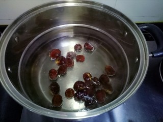 2、栗子烧鸡,锅中加适量水放入栗子煮开后在煮5分钟