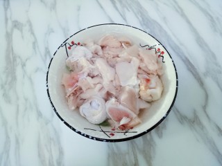 4、栗子烧鸡,鸡腿切块泡出血水
