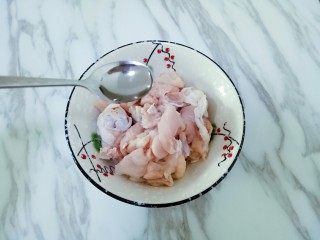 6、栗子烧鸡,泡去血水后沥干水份，加入1勺料酒