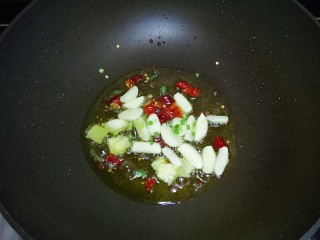 11、栗子烧鸡,锅中烧热油，放入姜、蒜、干辣椒、花椒爆出香味