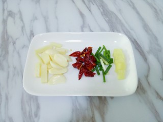 10、栗子烧鸡,蒜切厚片，辣椒切段，葱切段，姜切片