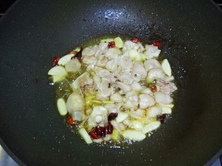 12、栗子烧鸡,放入鸡块翻炒