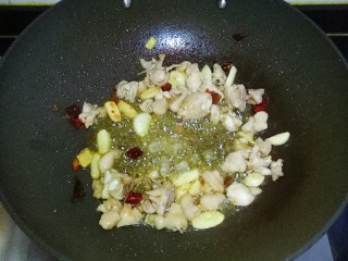 13、栗子烧鸡,加入冰糖