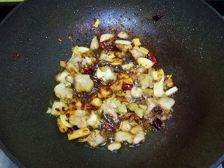 14、栗子烧鸡,翻炒至鸡块微黄，加入老抽1勺，翻炒均匀