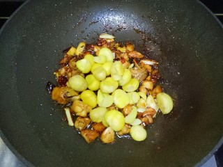 15、栗子烧鸡,加入板栗