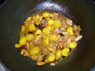 17、栗子烧鸡,大火煮开，转中小火焖至20分钟，至汤汁收干（这里我留了点汤，家里喜欢用汤来泡饭吃）