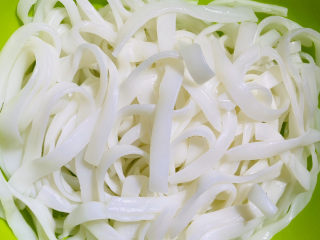 1、瘦肉炒河粉,河粉抖散备用。