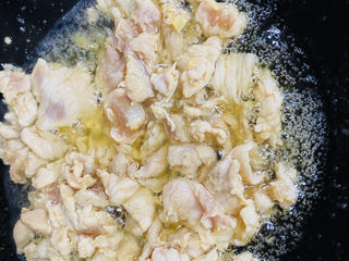 6、瘦肉炒河粉,起锅烧油6成热，将肉片滑油至9成熟。