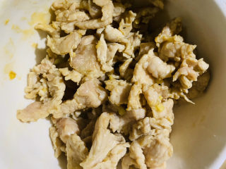 7、瘦肉炒河粉,滑好油之后将瘦肉装出备用。