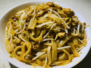 13、瘦肉炒河粉,出锅装盘，美食做好。