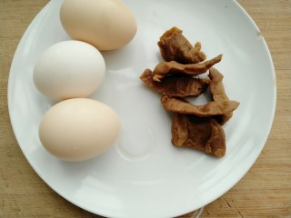 2、菜脯蛋卷,准备以下材料