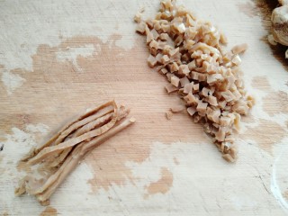 5、菜脯蛋卷,把萝卜干切成细条再切成细丁