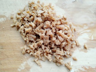 6、菜脯蛋卷,把萝卜干都切细丁待用