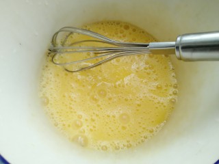 8、菜脯蛋卷,用打蛋器把鸡蛋打散