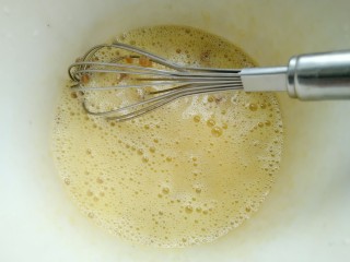 10、菜脯蛋卷,把萝卜干和蛋液搅拌均匀