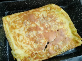 13、菜脯蛋卷,待蛋液凝固后翻另一面煎制