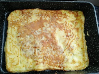 15、菜脯蛋卷,重复11、12、13、14步骤煎好蛋液即可