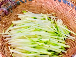 3、香辣萝卜干，从田间到餐桌,萝卜清洗干净，自然晾干，用刀切成小长条。