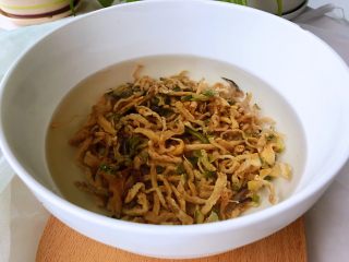 6、香辣萝卜干，从田间到餐桌,提前用温水泡发一小时左右，清洗好几遍水变得清澈为至，因为萝卜干是在太阳下风干的，上面有很多杂质，洗第一遍时水是很混浊的。