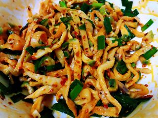 11、香辣萝卜干，从田间到餐桌,倒入萝卜干中，用筷子拌匀，装盘，上面撒上白芝麻即可。