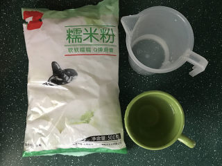 1、炒元宵,备好全部食材