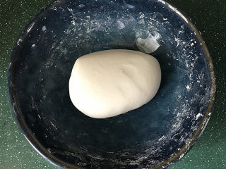 4、炒元宵,然后揉成光滑不粘手的糯米面团，盖上盖子放一旁静置20分钟