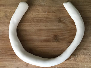 5、炒元宵,把饧好的面团搓成长条