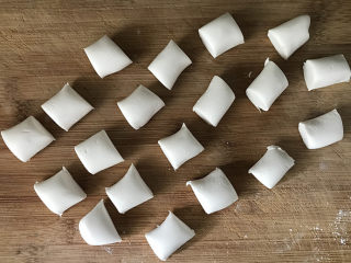 6、炒元宵,切成大小均匀地小剂子，剂子小点容易成熟