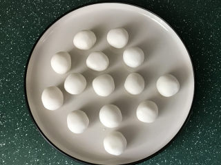 7、炒元宵,然后把每个小剂子搓圆放在盘中，搓好后不用裹干粉哟