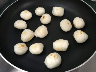 11、炒元宵,炒到元宵颜色变金黄，听到锅中的元宵不断地发出噗、噗、噗声响，表面裂开一道道的口子，就表明炒熟透了；炒熟的元宵完全不蘸黏，有没有？