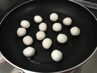 8、炒元宵,平底锅倒油烧热，放入搓好的元宵，平时炒菜的锅也可以