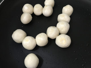 9、炒元宵,开中火用锅铲不停地均匀翻炒，刚开始会相互蘸黏，没有关系继续不停炒