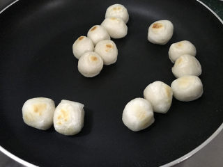 10、炒元宵,炒着炒着，元宵会慢慢地变大，表面起一层微焦皮就不容易蘸黏了