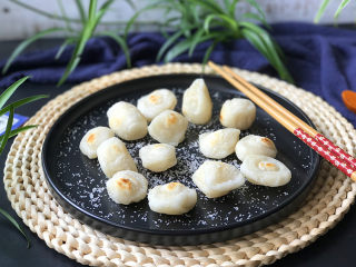 13、炒元宵,撒上粗砂糖