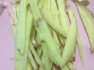 2、牛肉快手菜—姜丝牛肉,姜切丝备用