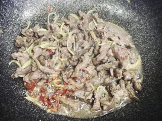 8、牛肉快手菜—姜丝牛肉,撒一小把干辣椒