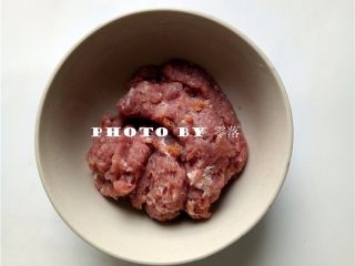 1、糖醋青椒酿肉,猪肉洗净,剁成肉馅;