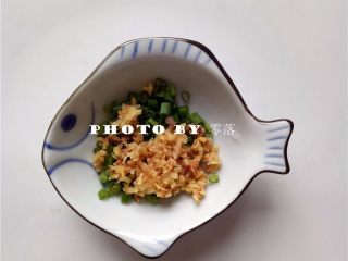 2、糖醋青椒酿肉,小葱洗净后切成葱花;老姜剁成姜末;